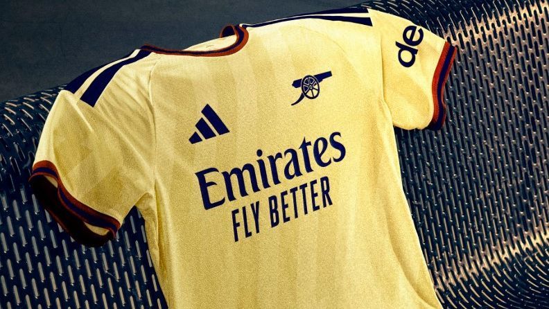 阿森纳2026-27赛季第三球衣亮相:熟悉的90年代闪电元素再现